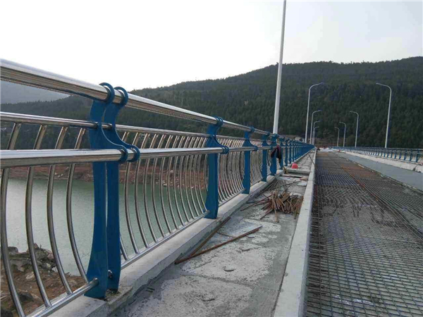 崇左不锈钢桥梁护栏的特点及其在桥梁安全中的重要作用