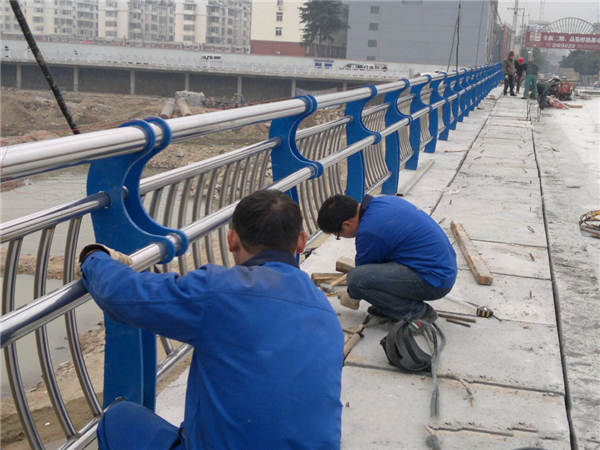 崇左不锈钢河道护栏的特性及其在城市景观中的应用